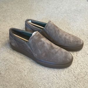 Vince mens fletcher sneaker size 10 new. Flint beige suede. (Looks grayish)